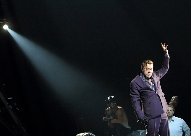 Arrigo Boito: Mefistofele - René Pape (Mefistofele), Joseph Calleja (Faust) - Bayerische Staatsoper Mnichov 2015 (foto © Wilfried Hösl/Bayerische Staatsoper)