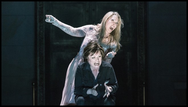 Richard Strauss: Elektra - Anna Gabler (Chrysothemis) a Susan Bullock (Elektra) - Státní opera Praha 2016 (foto Patrik Borecký)