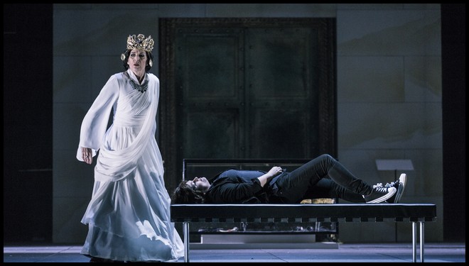 Richard Strauss: Elektra - Rosalind Plowright (Klytaimnestra) a Susan Bullock (Elektra) - Státní opera Praha 2016 (foto Patrik Borecký)