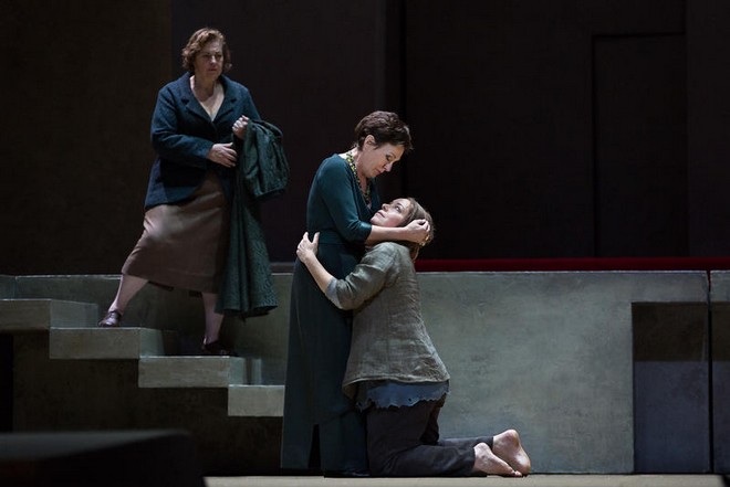 Richard Strauss: Elektra – Susan Neves (Confidante), Waltraud Meier (Klytämnestra) a Nina Stemme (Elektra) - Met 2016 (foto Marty Sohl)
