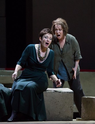 Richard Strauss: Elektra – Waltraud Meier (Klytämnestra) a Nina Stemme (Elektra) Met 2016 (foto Marty Sohl)