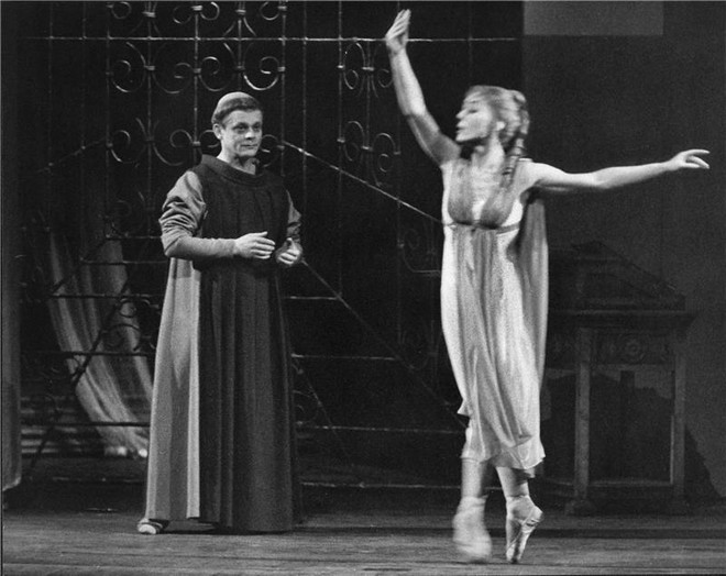 Sergej Prokofjev: Romeo a Julie - Antonín Landa Páter Lorenzo), Olga Skálová (Julie) - ND Praha 1962 (foto Jaromír Svoboda/archiv ND Praha)