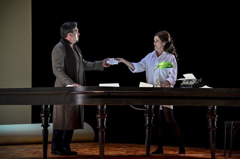 Opera Slovenského národného divadla Bratislava, La traviata, 2. premiéra, 30. októbra 2021: Daniel Čapkovič, Ľubica Vargicová (foto Marek Olbrzymek)