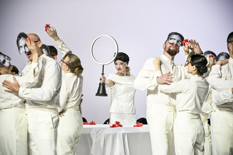 Opera Slovenského národného divadla Bratislava, La traviata, 2. premiéra, 30. októbra 2021: Denisa Hamárová, zbor Opery SND (foto Marek Olbrzymek)
