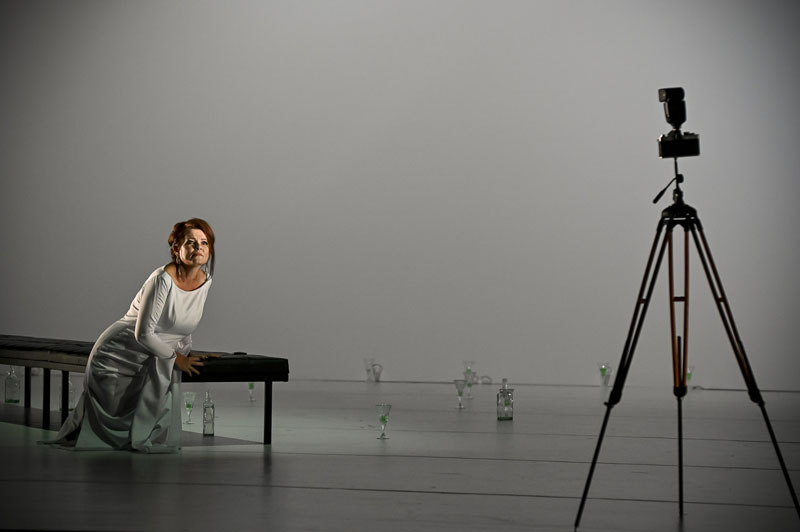 Opera Slovenského národného divadla Bratislava, La traviata, 2. premiéra, 30. októbra 2021: Ľubica Vargicová (foto Marek Olbrzymek)