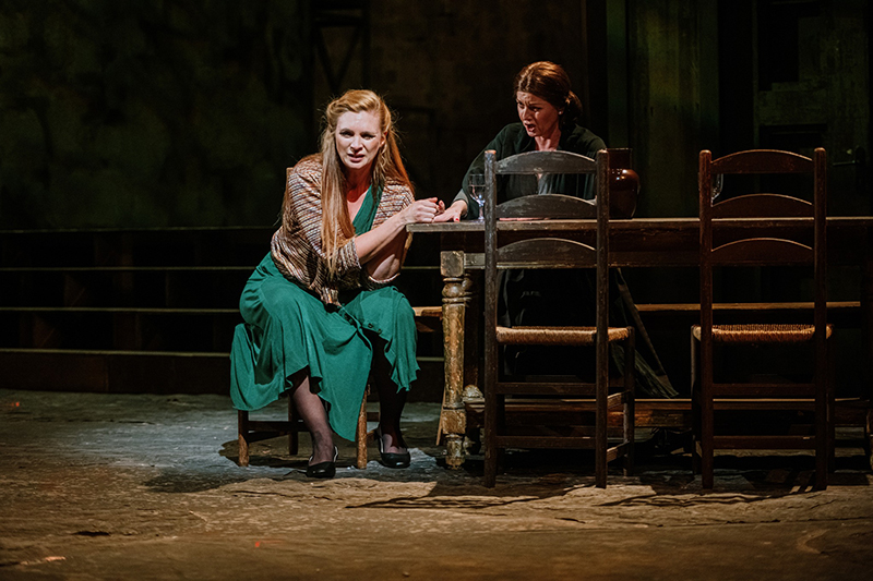 Pietro Mascagni: Sedlák kavalír, Státní opera: Ester Pavlů jako Santuzza a Sylva Čmugrová jako Lucia (foto Jan Hromádko)