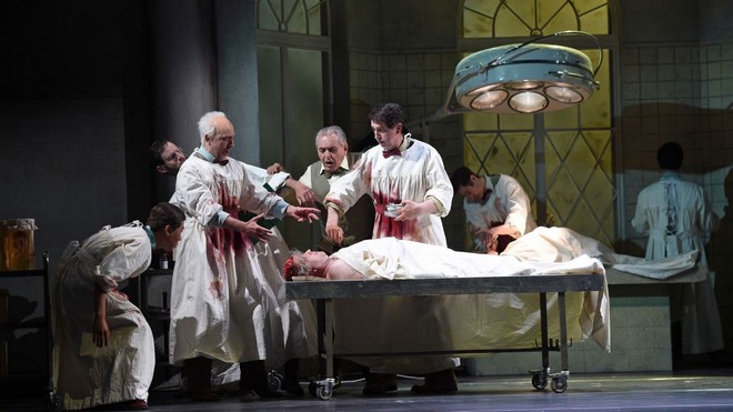 Sergej Prokofjev: Sergej Khomov (Doktor Agrippa von Nettesheim), Boris Statsenko (Ruprecht), Bo-Hyeon Mun, Clemens Begritsch, Manfred Klee (Assistenten) - Deutsche Oper am Rhein Düssledorf 2015 (foto © Hans Jörg Michel)