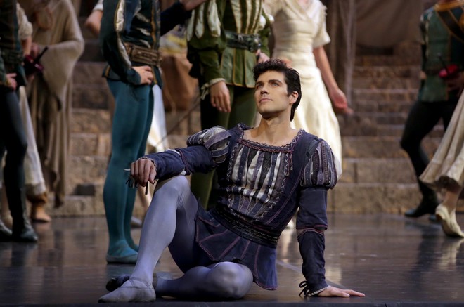 Sergej Prokofjev: Romeo e Giulietta - Roberto Bolle (Romeo) - Teatro alla Scala 2016 (foto Brescia e Amisano / Teatro alla Scala)