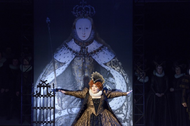Gaetano Donizetti: Roberto Devereux - Seyoung Park (Alžběta) - NDM Ostrava (foto Martin Popelář)
