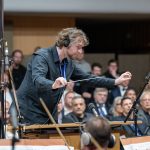 Skladatel Dominik Svoboda diriguje skladbu ze hry ARMA Reforger (foto Jan Urbánek)