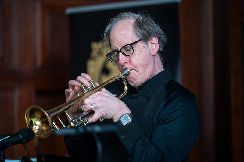 Composers Summit Prague 2024 – Skladatel Jeff Beal hraje na trubku během závěrečného koncertu v Obecním domě (foto Jan Urbánek)
