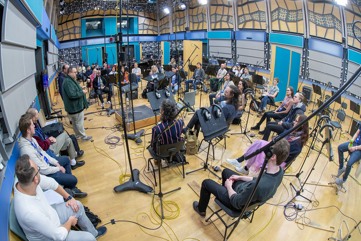 Composers Summit Prague 2024 – Skladatelé Chris Egan a Conrad Pope vedou recording workshop ve studiu Českého rozhlasu (foto Jan Urbánek)