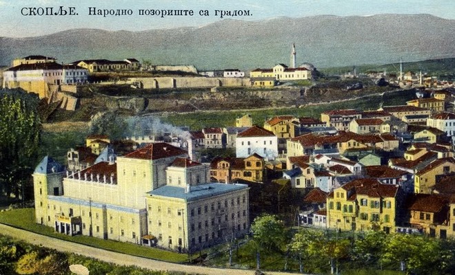Skopje v 20. rokoch 20. storočia, v predu budova Národného divadla, v pozadí hrad (zdroj cs.wikipedia.org)