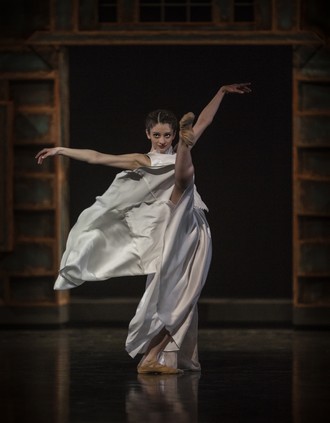 Slovenské tance - Životy svetiel - choreografia Natália Horečná - Ana Beshia (Anička) - SND Bratislava (foto Peter Brenkus)