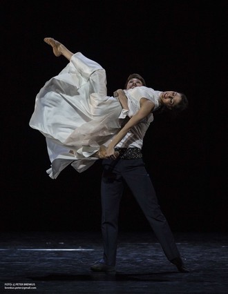 Slovenské tance - Životy svetiel - choreografia Natália Horečná - Katarína Kaanová (Anička), Samuel Price (Janko) - SND Bratislava (foto Peter Brenkus)