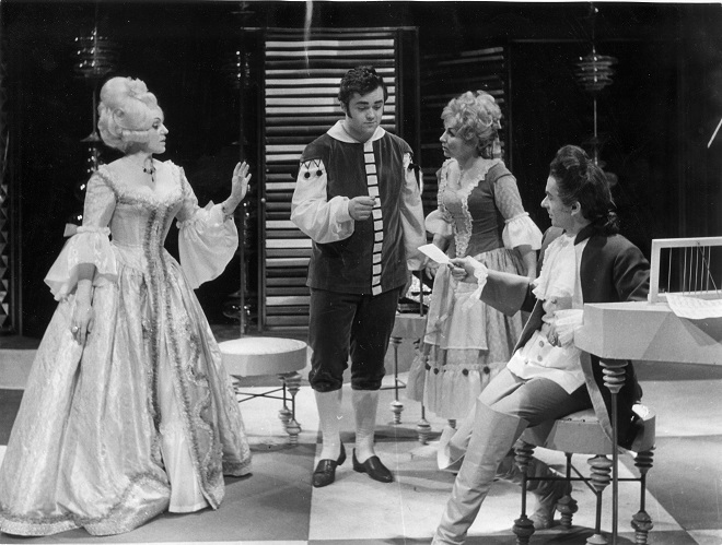 W.A.Mozart: Le nozze di Figaro (Figarova svatba) - Radmila Minářová (Zuzanka), Klemens Słowioczek (Figaro) - premiéra 29.12.1968 (foto František Krasl, archiv NDM)