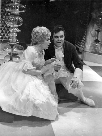 W.A.Mozart: Le nozze di Figaro (Figarova svatba) - Radmila Minářová (Zuzanka), Klemens Słowioczek (Figaro) - premiéra 29.12.1968 (foto František Krasl, archiv NDM)