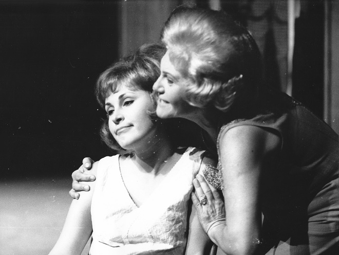 B. Martinů: Slzy nože - Jaroslava Jánská (Eleonora), Libuše Lesmanová (Matka) - SD Brno 1969 (foto archiv ND Brno)
