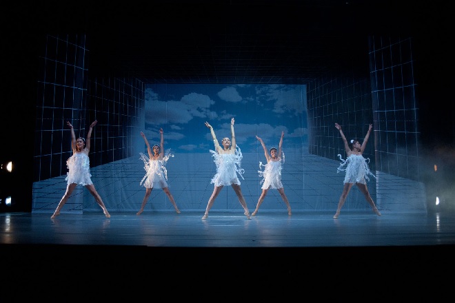 Čajkovskij: Louskáček - Cristina Porres Mormeneo, Dalma Wéninger, Nikol Šneiderová, Natálie Housková, Barbora Coufalová - JD České Budějovice (foto Petr Hasal)