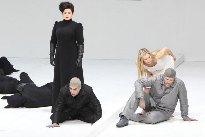 Miroslav Srnka: South Pole – Tara Erraught (Kathleen Scott), Rolando Villazón (Robert Scott), Mojca Erdmann (Landlady) a Thomas Hampson (Roald Amundsen) – Bayerische Staatsoper Mnichov (foto Wilfried Hösl)