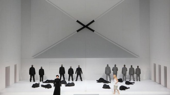 Miroslav Srnka: South Pole – Tara Erraught (Kathleen Scott) a Mojca Erdmann (Landlady) - Bayerische Staatsoper Mnichov (foto Wilfried Hösl)