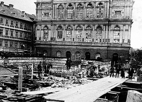 Staveniště Národního divadla, v pozadí Prozatímní divadlo