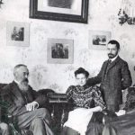 Igor Stravinskij, Nikolaj Rimskij-Korsakov, dcera Nadezhda Rimskij-Korsakova, její snoubenec Maximilian Steinberg a Ekaterina Stravinskij v obývacím pokoji Rimského-Korsakova (zdroj commons.wikimedia.org/cappellaromana.org)