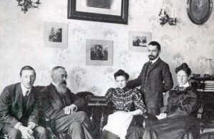 Igor Stravinskij, Nikolaj Rimskij-Korsakov, dcera Nadezhda Rimskij-Korsakova, její snoubenec Maximilian Steinberg a Ekaterina Stravinskij v obývacím pokoji Rimského-Korsakova (zdroj commons.wikimedia.org/cappellaromana.org)