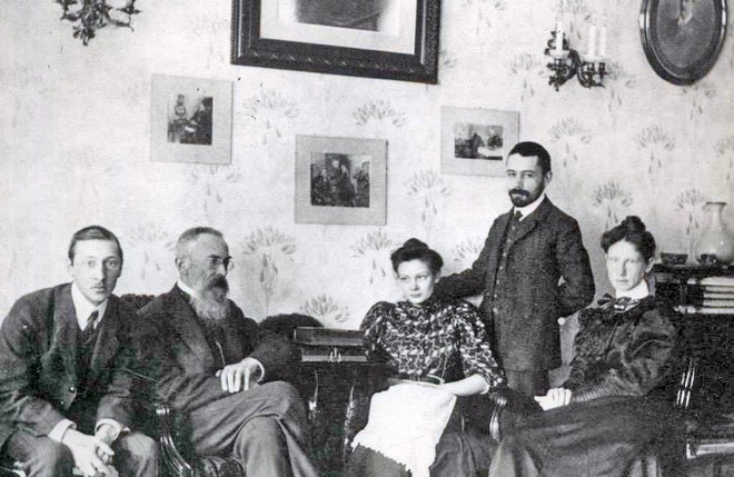 Igor Stravinskij, Nikolaj Rimskij-Korsakov, dcera Nadezhda Rimskij-Korsakova, její snoubenec Maximilian Steinberg a Ekaterina Stravinskij v obývacím pokoji Rimského-Korsakova (zdroj commons.wikimedia.org/cappellaromana.org)