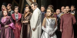 Národní divadlo Brno – Petr Iljič Čajkovskij, Evžen Oněgin: Svatopluk Sem (Oněgin), Linda Ballová (Taťána) a sbor (foto Patrik Borecký)