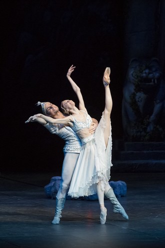 Ludvig Minkus: Bajadéra - Svetlana Zakharova (Nikia) a Michal Krčmář (Solor) (foto © 2016 Mirka Kleemola)