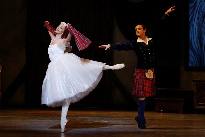 H.S. von Løvenskjold, A.Bournonville: Sylfida - Cosmina Maria Sobota Zaharia (Sylfida), Adrian Ducin (James) - SND Bratislava (foto Ctibor Bachratý)