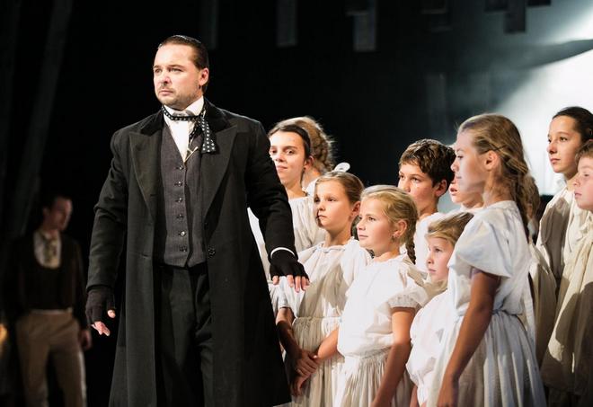 Věra Mašková: Hej, mistře! - Tomáš Lněnička (J.J.Ryba) a Dětský folklorní soubor Radost Pardubice (foto J. Faukner)