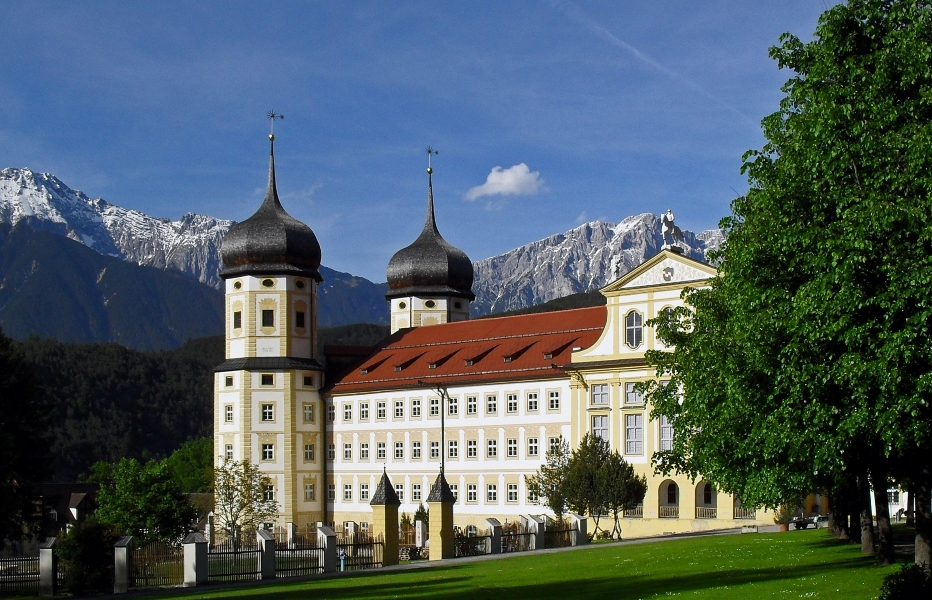 Stams u Innsbrucku. Cisterciácké opatství pod tyrolskými Alpami, kde Jan Zach v závěru života vícekrát pobýval, a kde se také zachovaly jeho pozdní skladby (zdroj Hotel 3 Mohren)