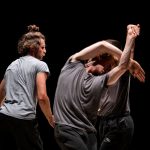 Taneční akrobaté tanečních akrobatů Sinking Sideways (foto Heroen Bollaert, archiv festivalu Cirkopolis 2024)