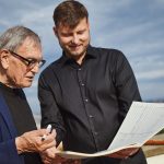 Jiří Teml a Irvin Venyš nad partiturou Koncertu pro klarinet a orchestr (foto Michael Romanovský)