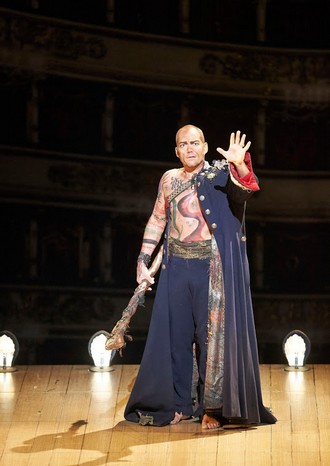 Thomas Adès: The Tempest - Christopher Maltman (Prospero) - Wiener Staatsoper Vídeň 2015 (foto Wiener Staatsoper/ Michael Pöhn)