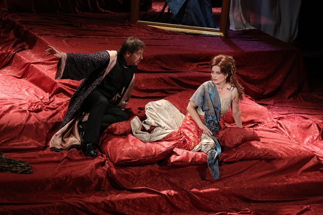 G. Puccini: Tosca - Šimon Svitok (Scarpia), Jolana Fogašová (Tosca) - Štátna opera Banská Bystrica 2016 (foto Štátna opera Banská Bystrica)
