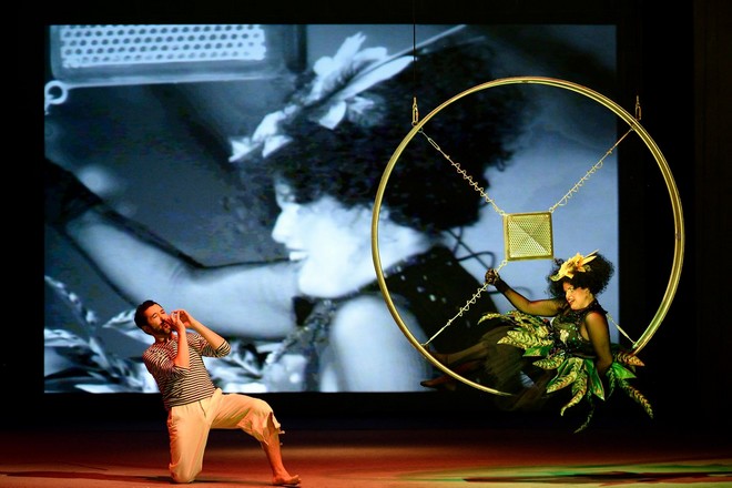 Bohuslav Martinů: Tři přání aneb Vrtkavosti života - Jorge Garza (Serge Eliacin Adolf), Veronika Holbová (Černoška Dinah) - NDM 2015 (foto Martin Popelář)