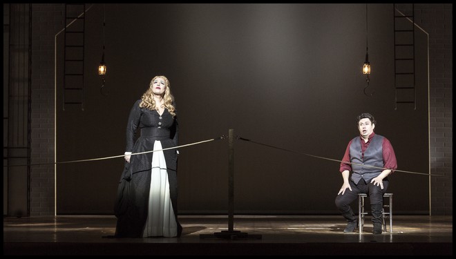 Umberto Giordano: Andrea Chénier - Anda-Louise Bogza (Maddalena z Coigny) a Rafael Alvarez (Andrea Chénier) - ND Praha 2016 (foto Patrik Borecký)