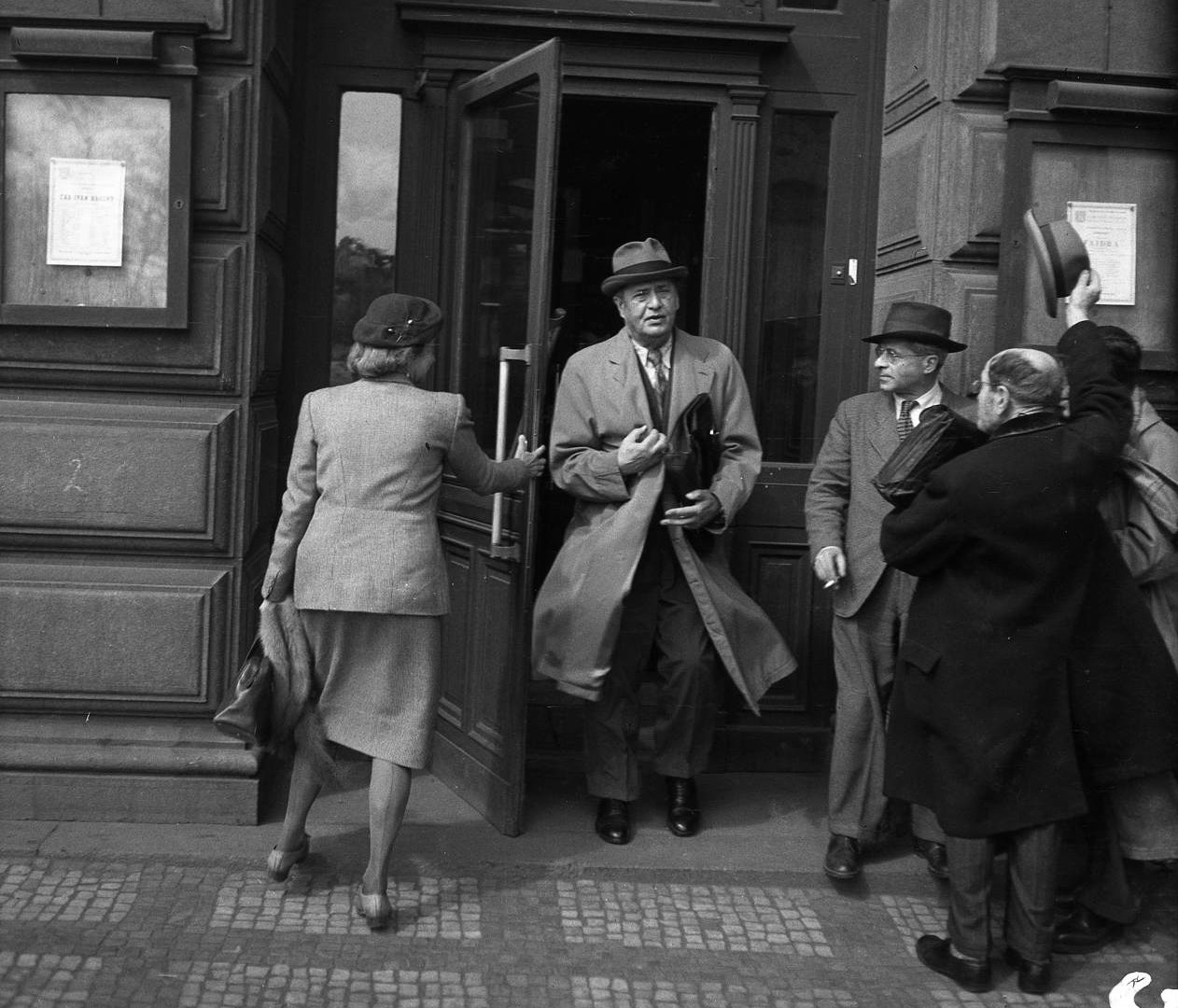 Václav Talich vychází z Národního divadla (zdroj  Archiv B&M Chochola)