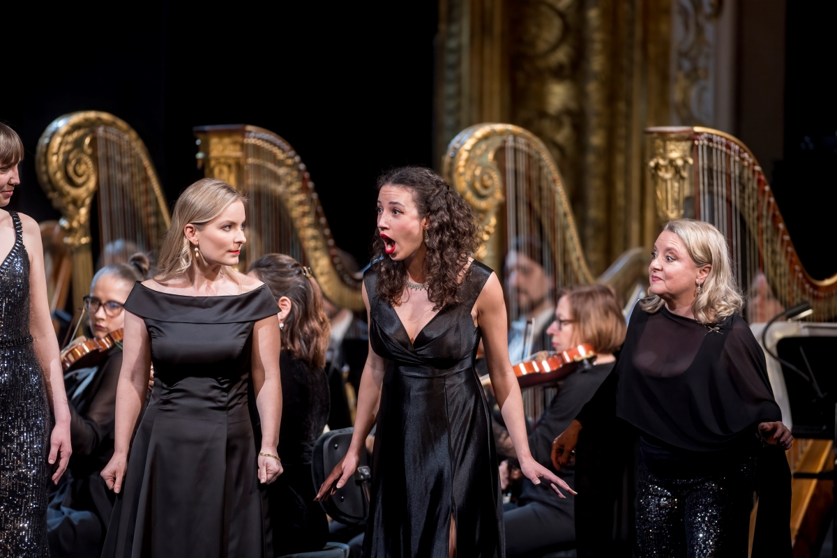 Richard Wagner: Valkýra – Chelsea Zurflüh (Gerhilde), Karola Sophia Schmid (Ortlinde), Natalie Karl (Helmwige), Státní opera Praha, 9. března 2024 (zdroj Národní divadlo, foto David Brtnický)
