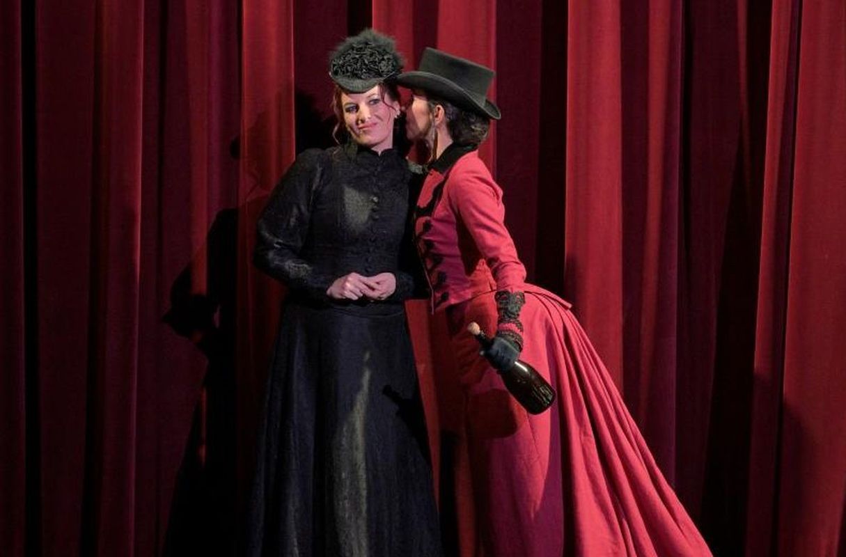 Bedřich Smetana: Dvě vdovy – Národní divadlo moravskoslezské; Veronika Rovná, Lada Bočková (foto Martin Popelář)