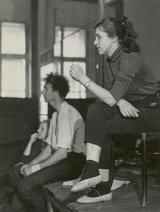 Zkouška baletu - J.Žlábková, V.Šedivý, V.Untermüllerová (foto archiv DJKT Plzeň)