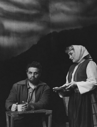 Zdeněk Blažek: Verchovina - Jaroslav Hlubek (Vasil Popovič), Miloslava Šeflová (Dosia) – DJKT Plzeň 1960 (foto © Věra Caltová/Divadelní ústav)