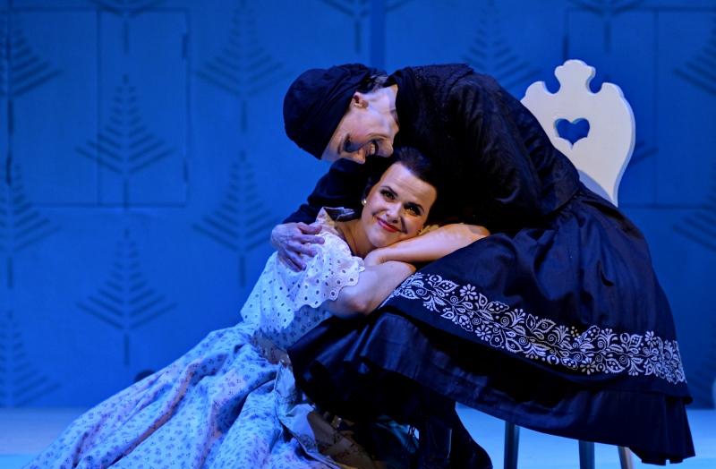Národní divadlo moravskoslezské, Bedřich Smetana –Hubička: Veronika Rovná (Vendulka, jeho dcera), Anna Nitrová (Martinka, stará teta Vendulčina) (foto Martin Popelář)