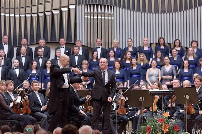 Emmanuel Villaume a Jozef Chabroň s orchestrom Slovenskej filharmónie a Slovenským filharmonickým zborom (foto Ján Lukáš)