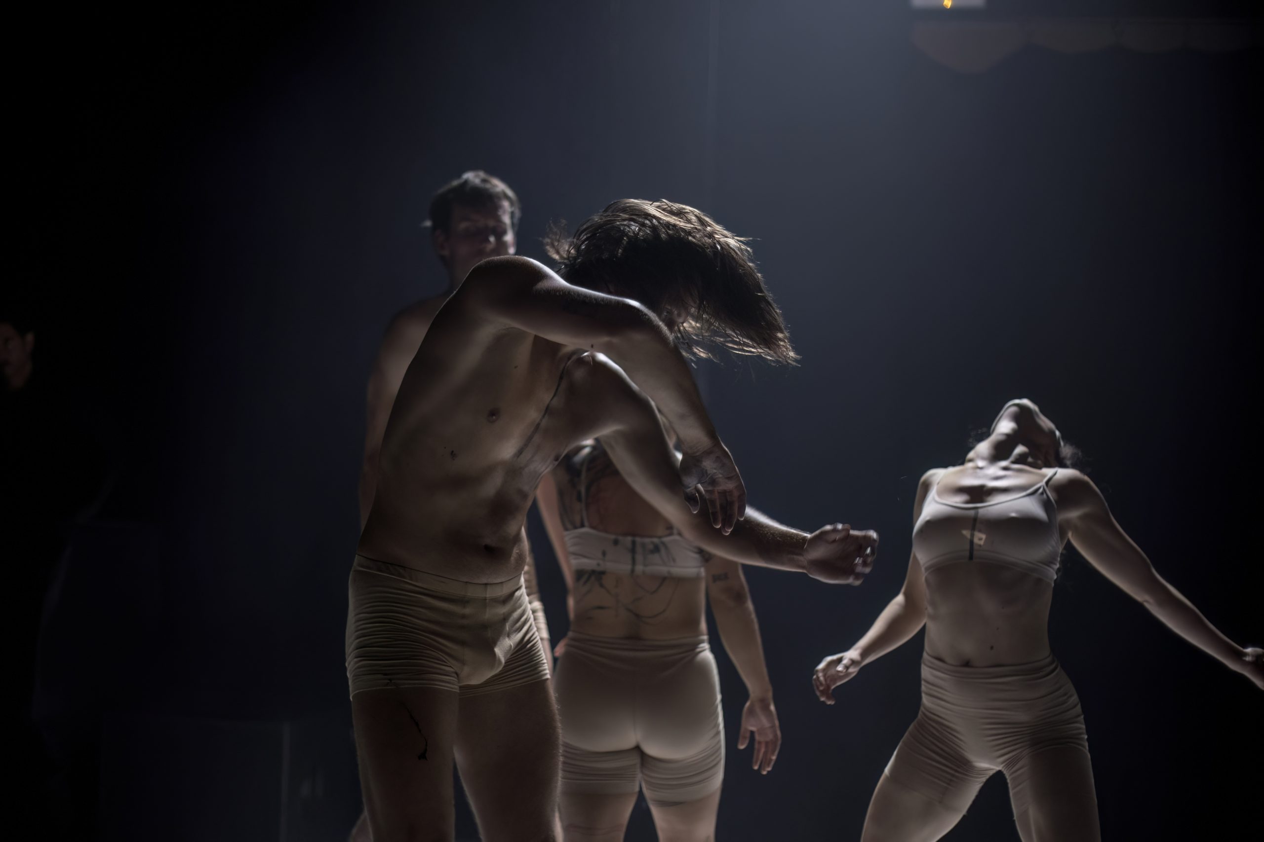 Volně asociativní inscenace Tepy čar od Manus Art Collective (foto Vojtěch Brtnický)