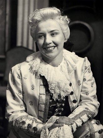 W.A.Mozart: Figarova svadba - Nina Hazuchová (Cherubín) - SND Bratislava 1955 (foto Gejza Podhorský)