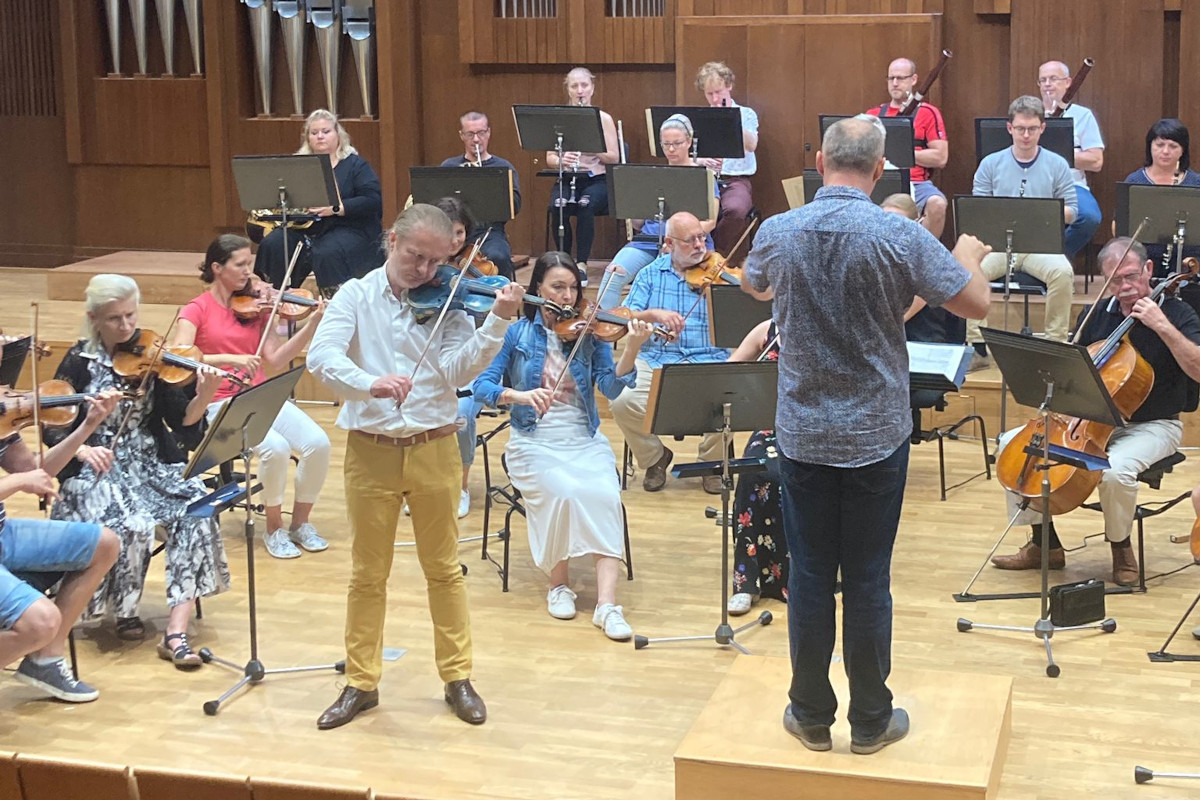 Pavel Šporcl, Stanislav Vavřínek a Komorní filharmonie Pardubice - foto ze zkoušky (foto Komorní filharmonie Pardubice)